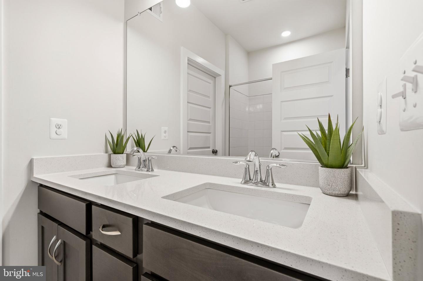 16007 Hyde Park Pl Property Photo 36