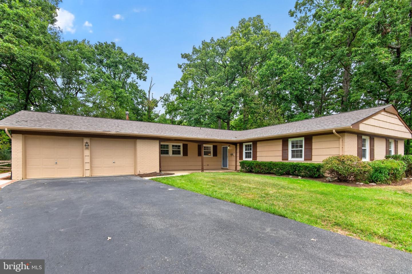 8900 Boxford Ct Property Photo 1