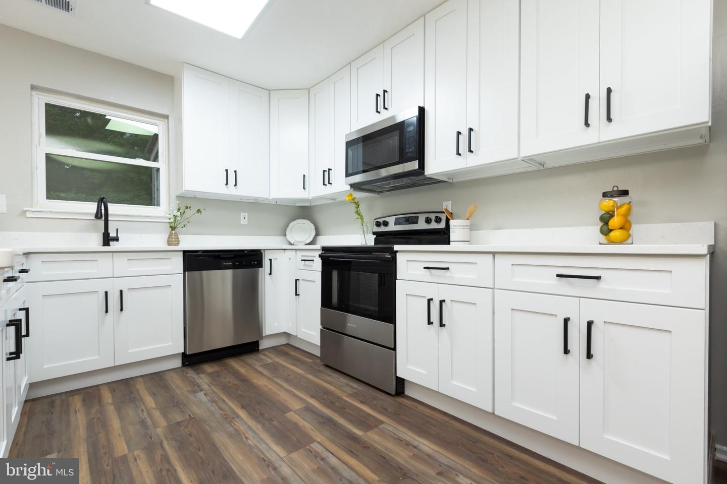 7619 Swan Ter Property Photo 8