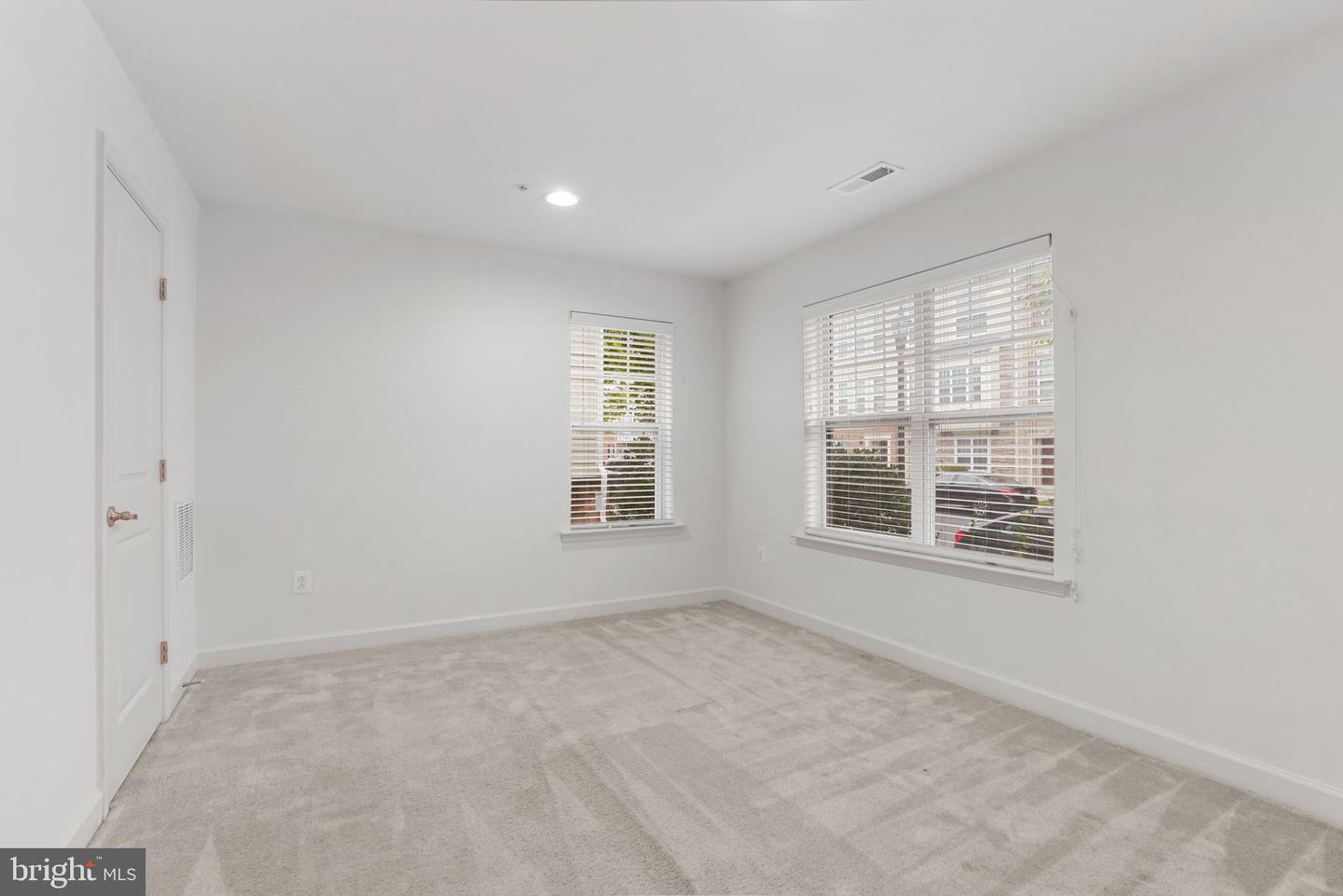 9811 Wood Glen Ter Property Photo 4