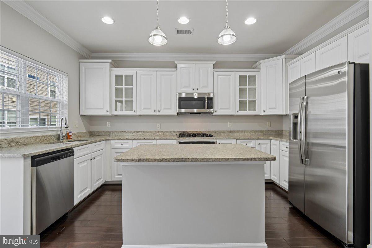 7209 Silver Thorn Way Property Photo 8