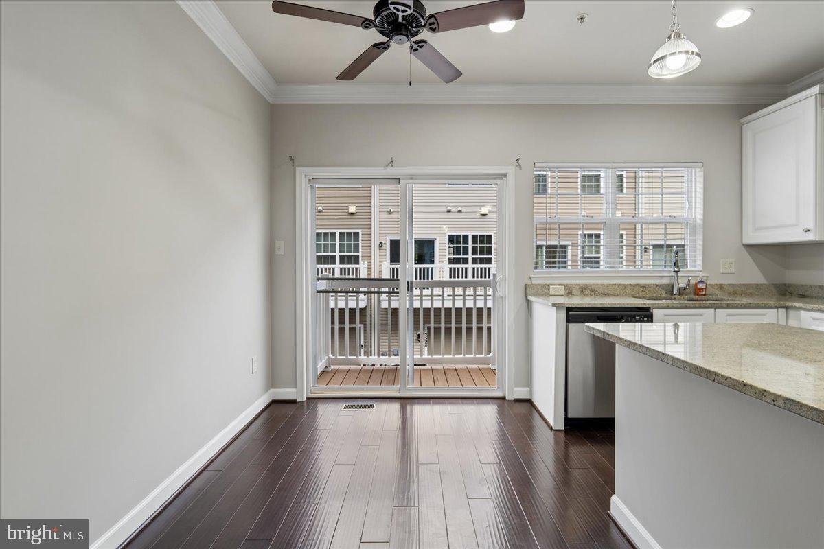 7209 Silver Thorn Way Property Photo 9