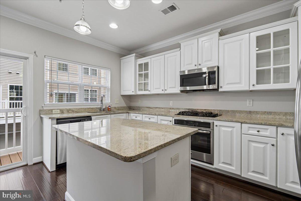7209 Silver Thorn Way Property Photo 10
