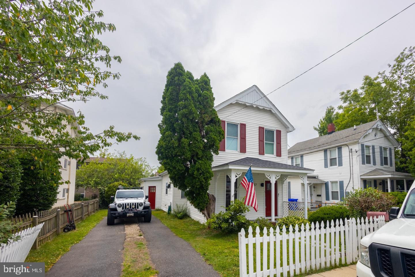 37 4TH ST Property Photo 1