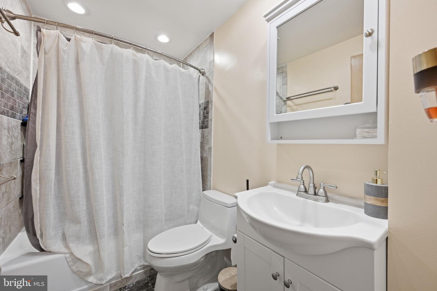 5208 Huron St Property Photo 22