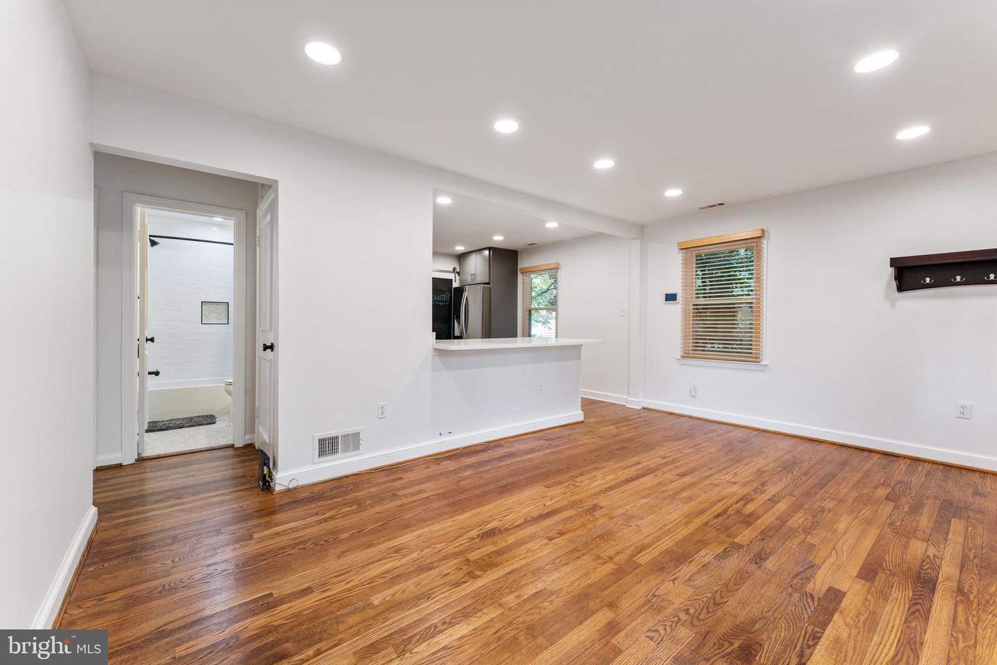 5014 Sheridan St Property Photo 2