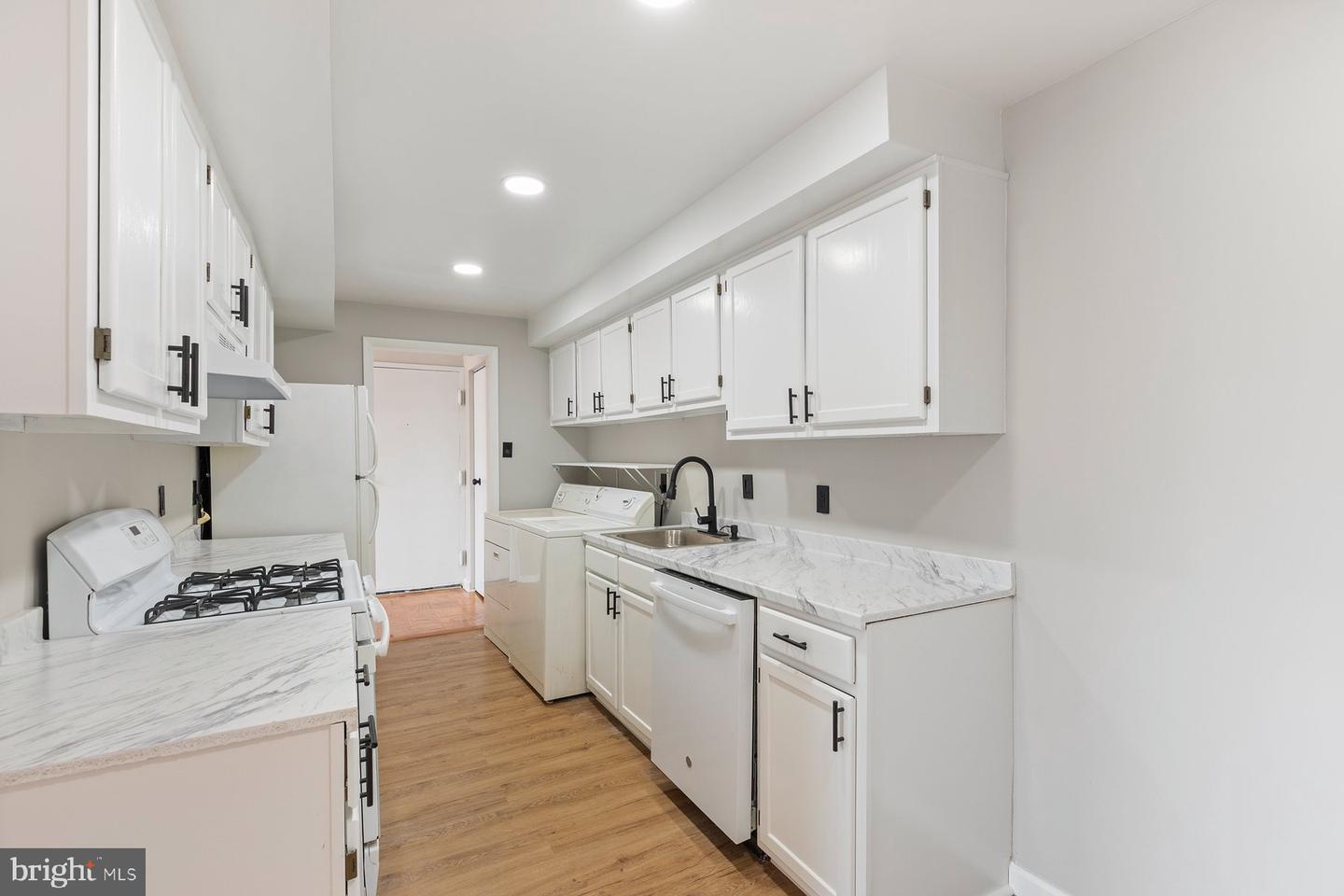 10222 Prince Pl #11-202 Property Photo 11
