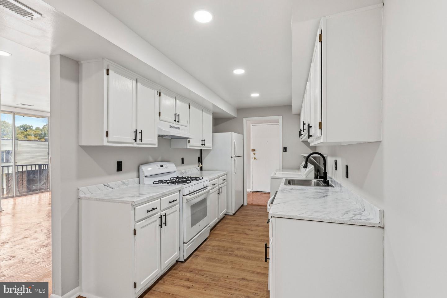 10222 Prince Pl #11-202 Property Photo 13