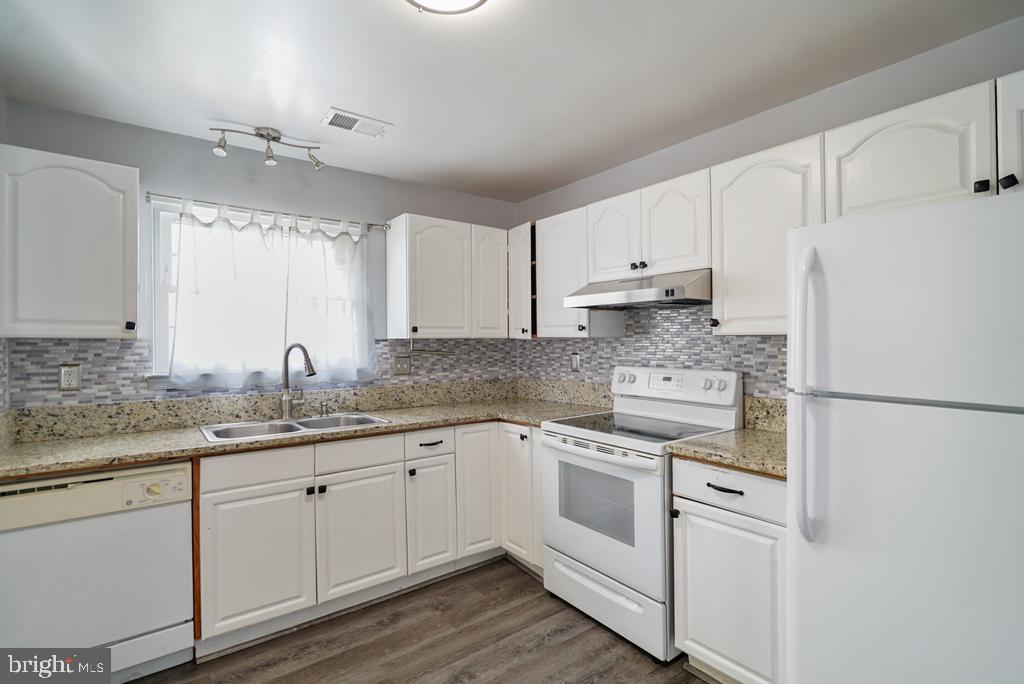 2279 Prince Of Wales Ct Property Photo 19