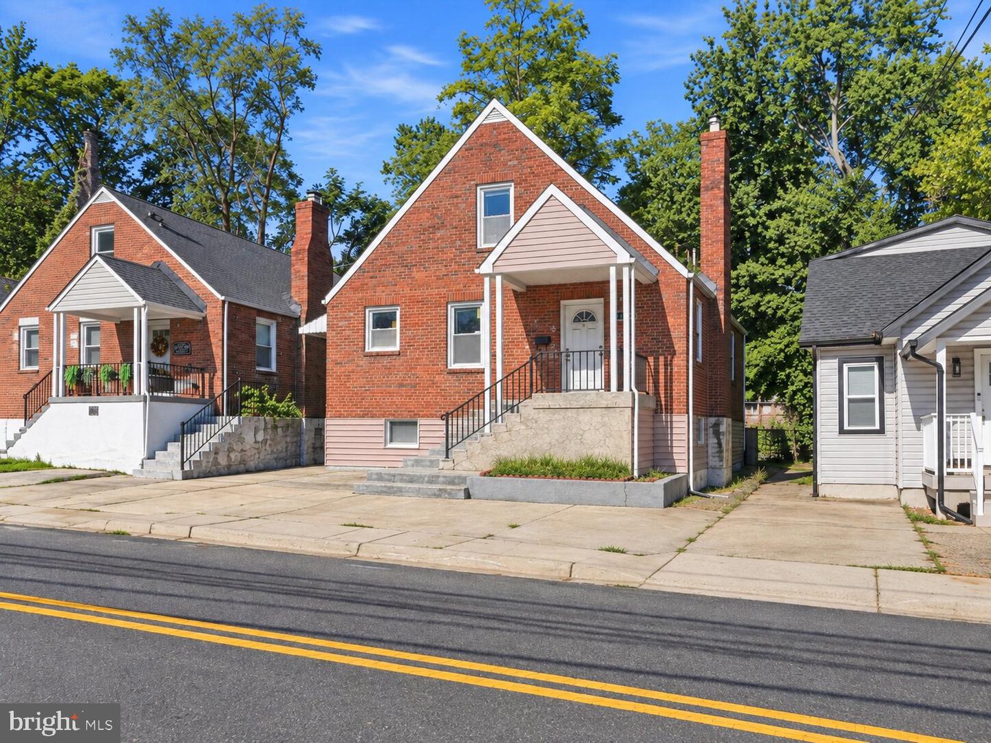 917 LARCHMONT AVE Property Photo 1