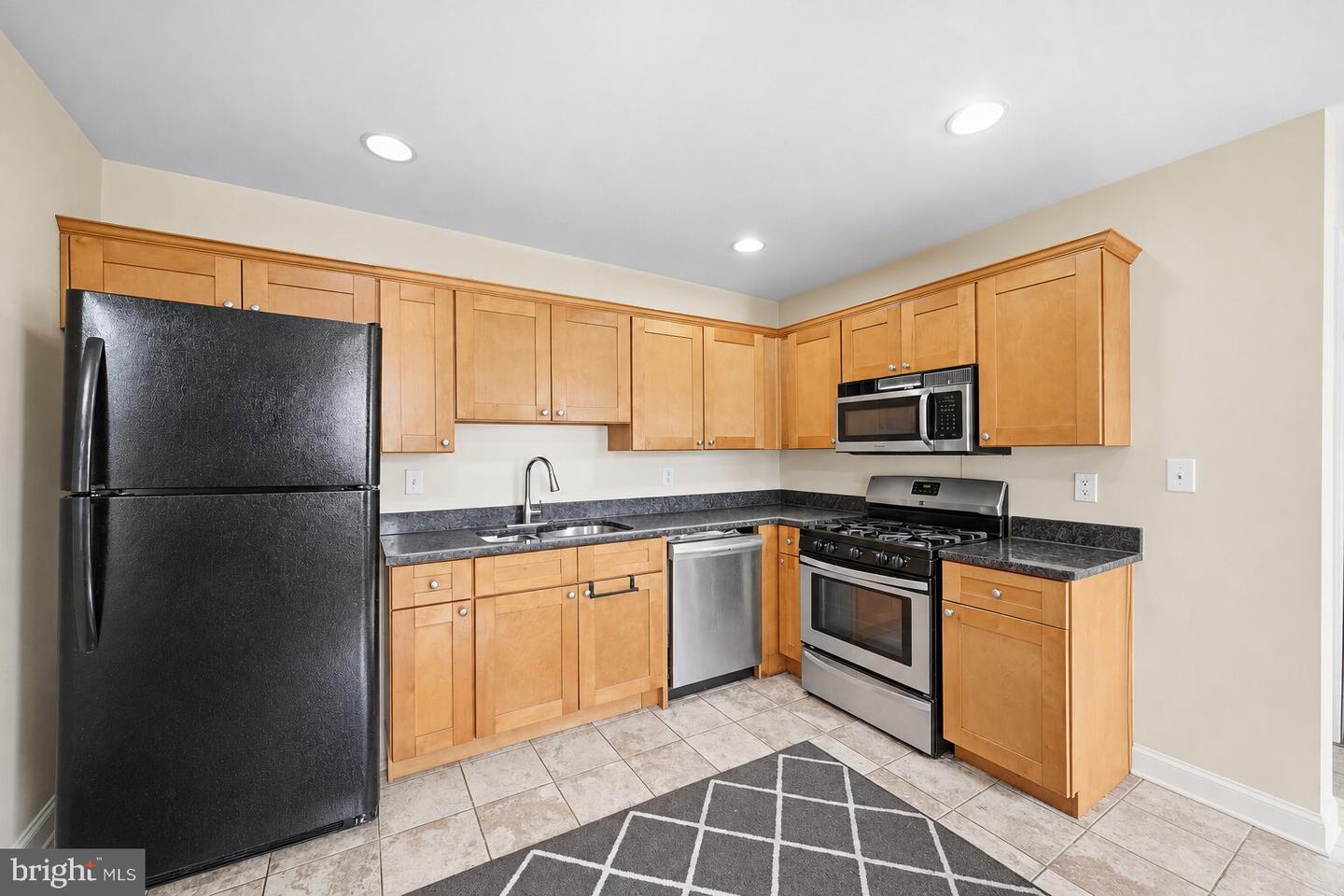 917 Larchmont Ave Property Photo 3