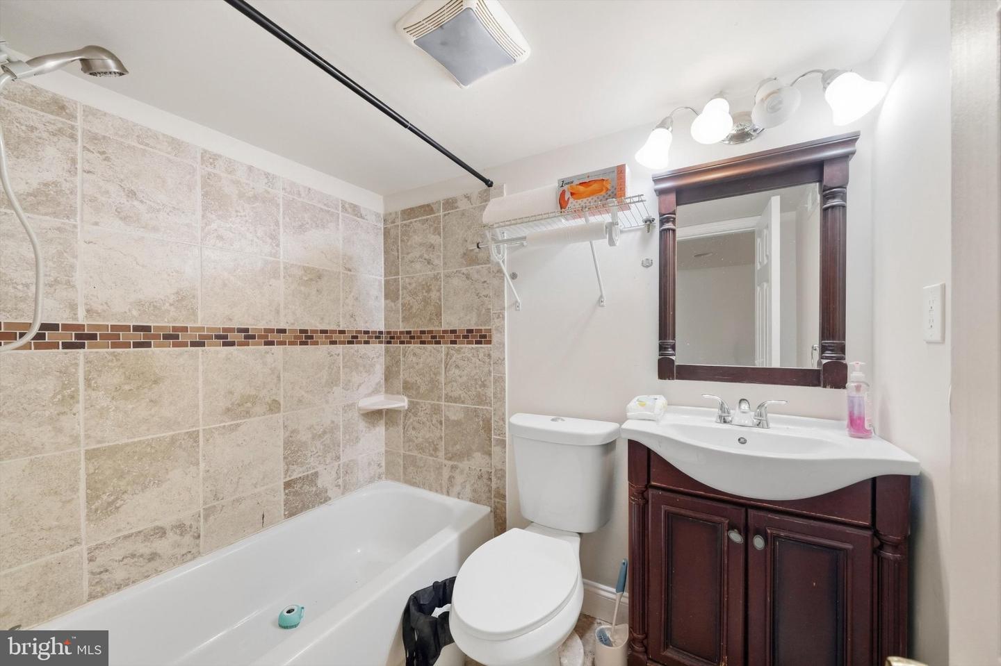 917 Larchmont Ave Property Photo 9