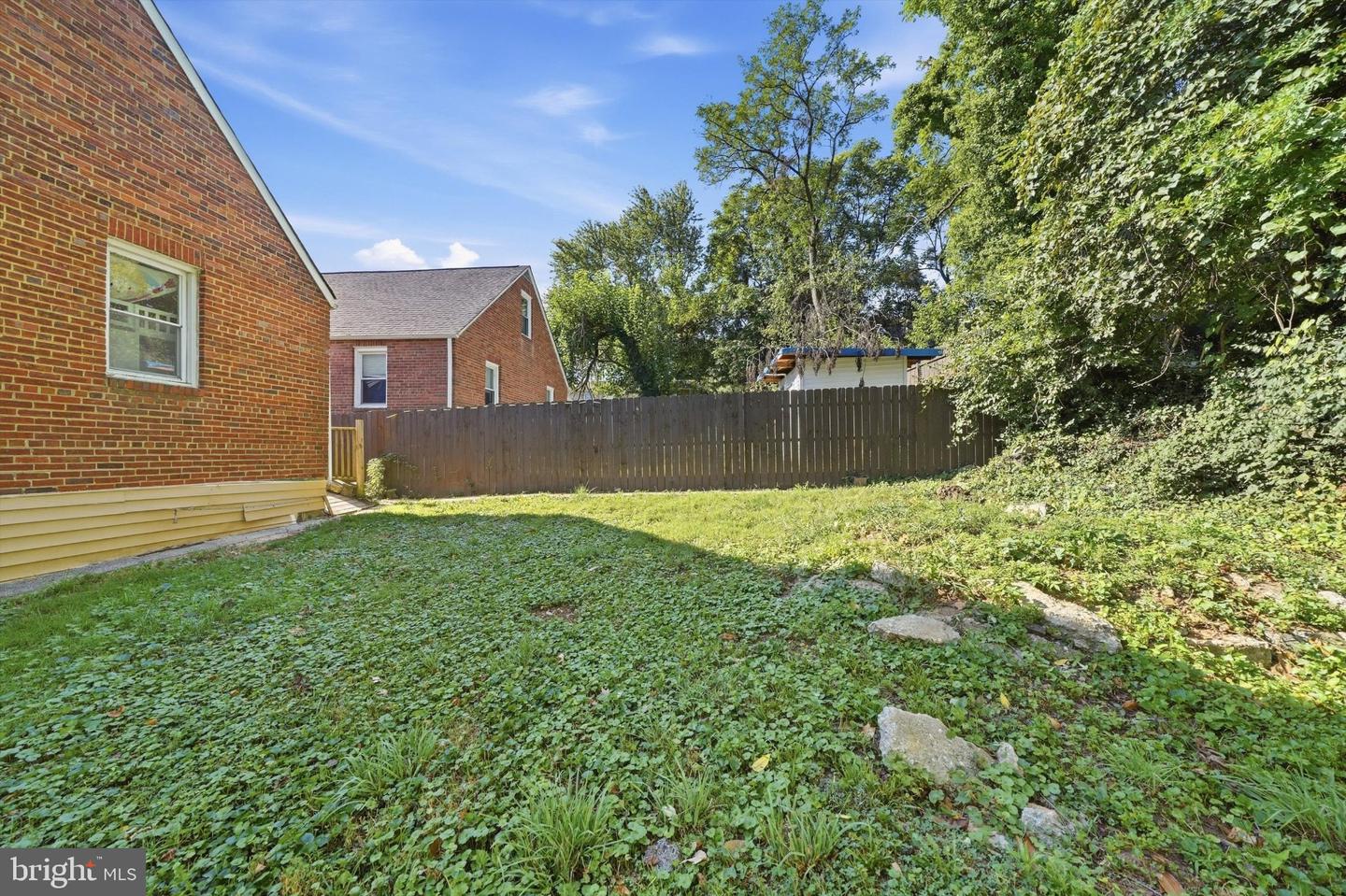 917 Larchmont Ave Property Photo 13