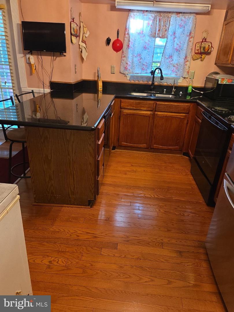 11807 Flora Ln Property Photo 3