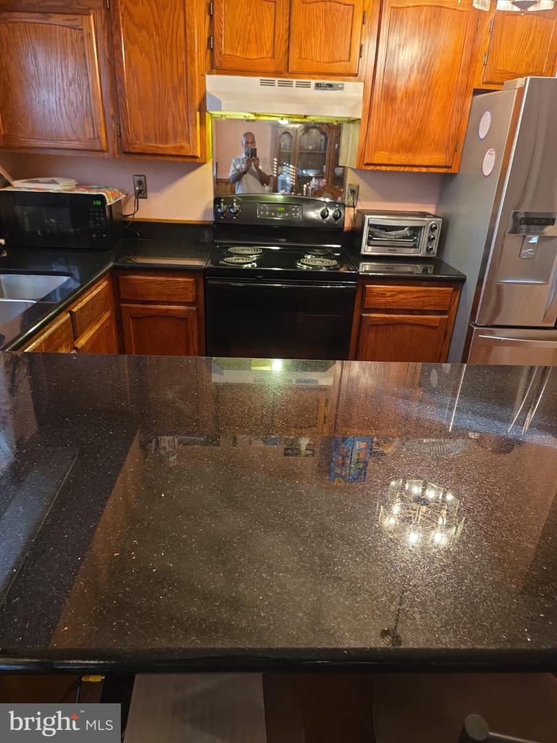 11807 Flora Ln Property Photo 10