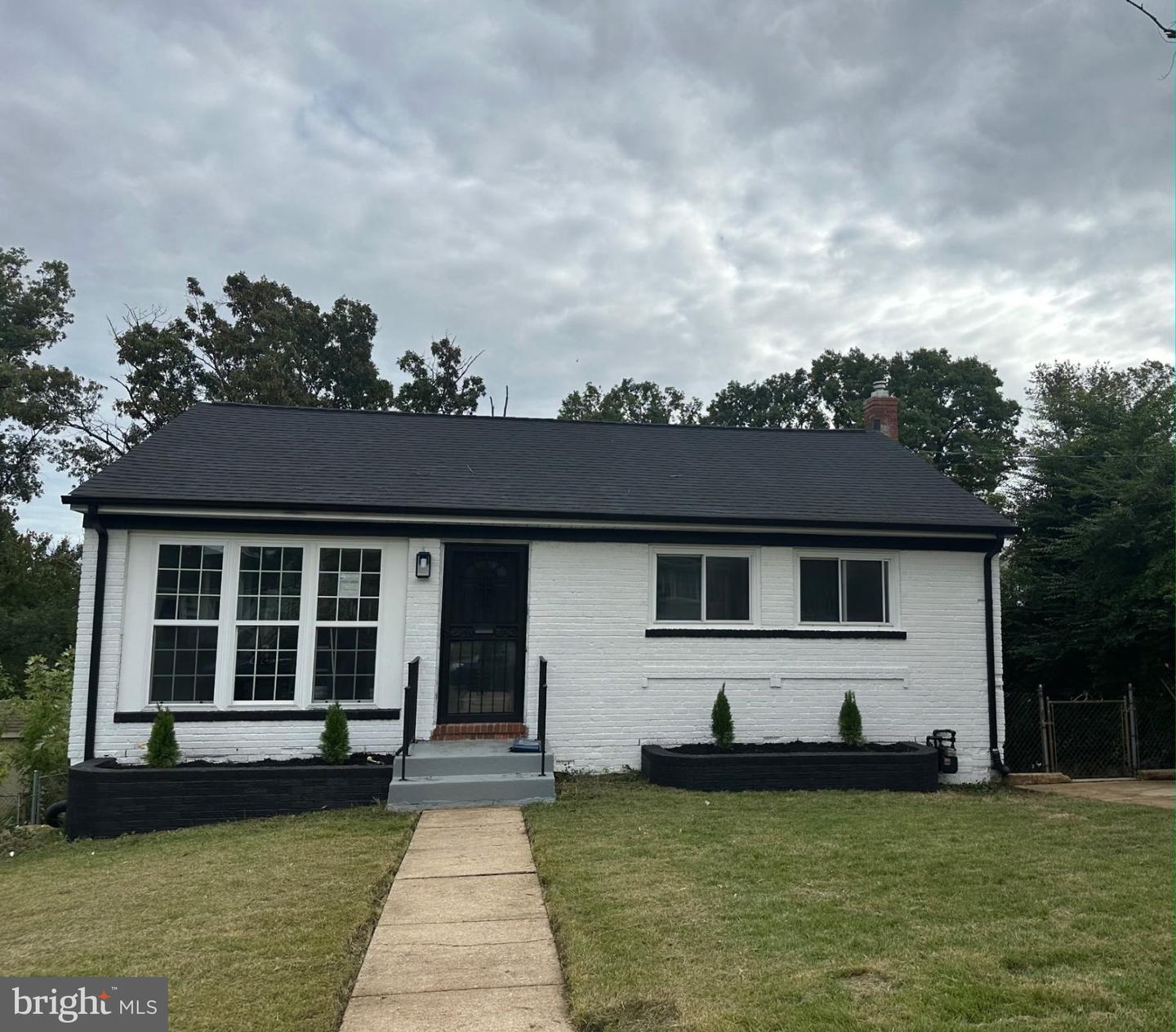 6921 HALLECK ST Property Photo 1