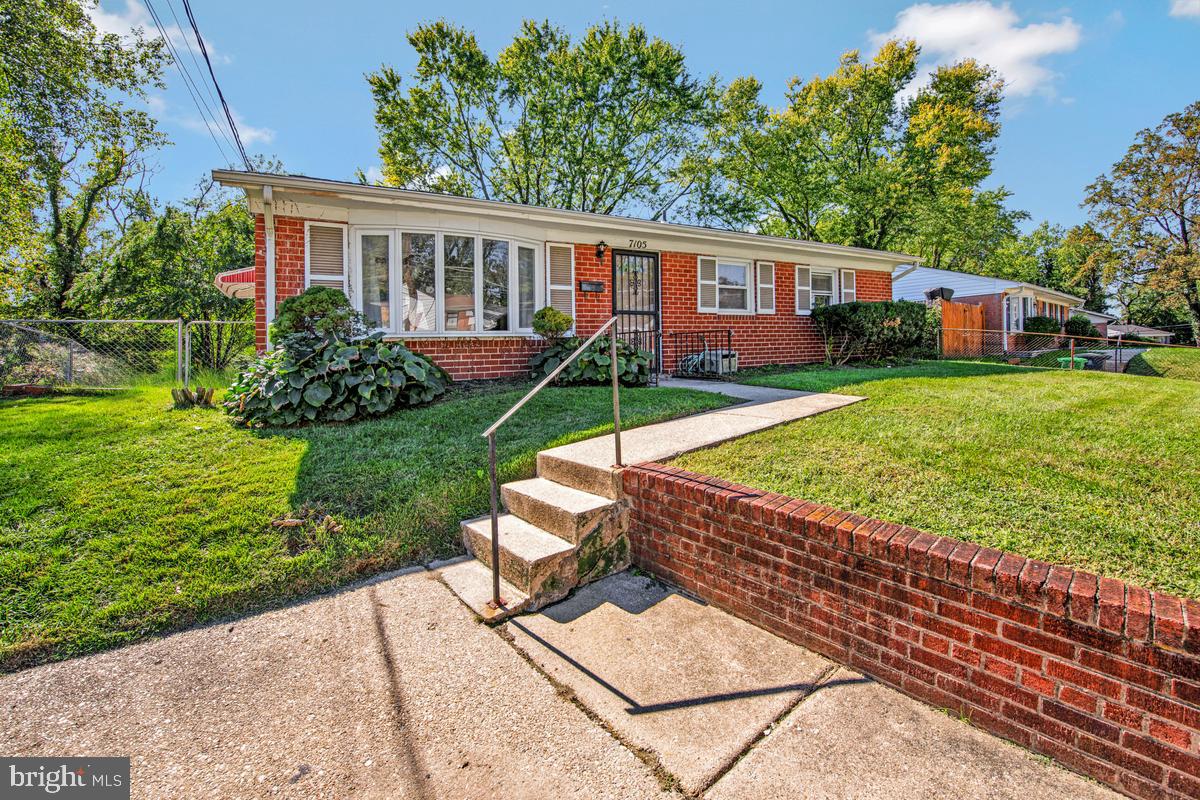 7105 Giddings Dr Property Photo 2