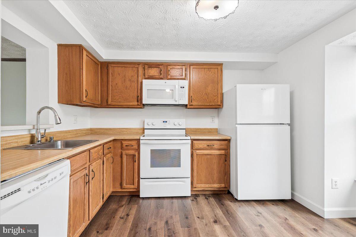 15412 N Oak Ct Property Photo 2