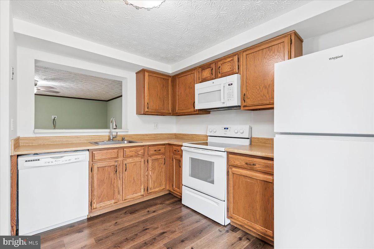 15412 N Oak Ct Property Photo 3