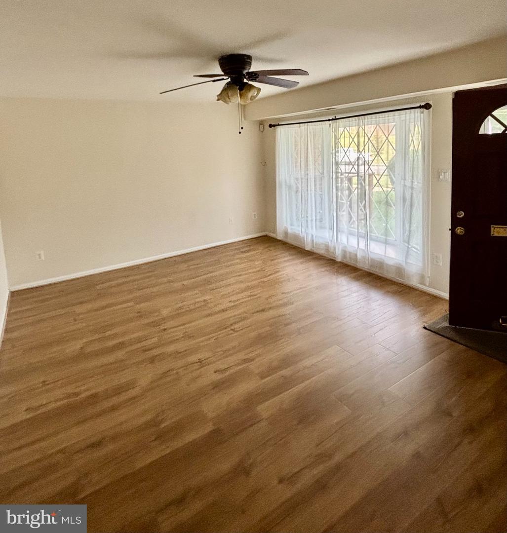 8042 Lakecrest Dr Property Photo 3
