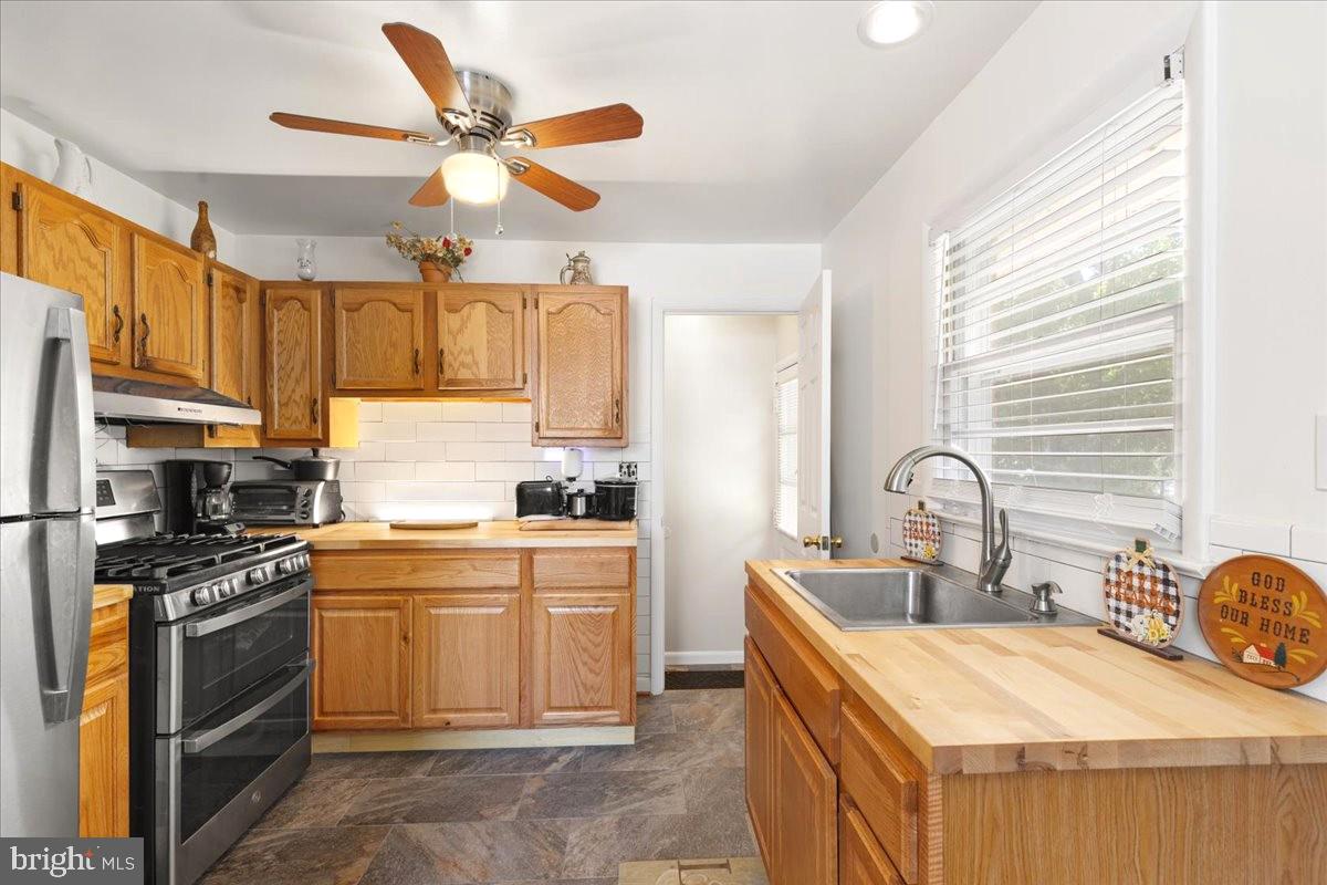 7302 Epping Ave Property Photo 11