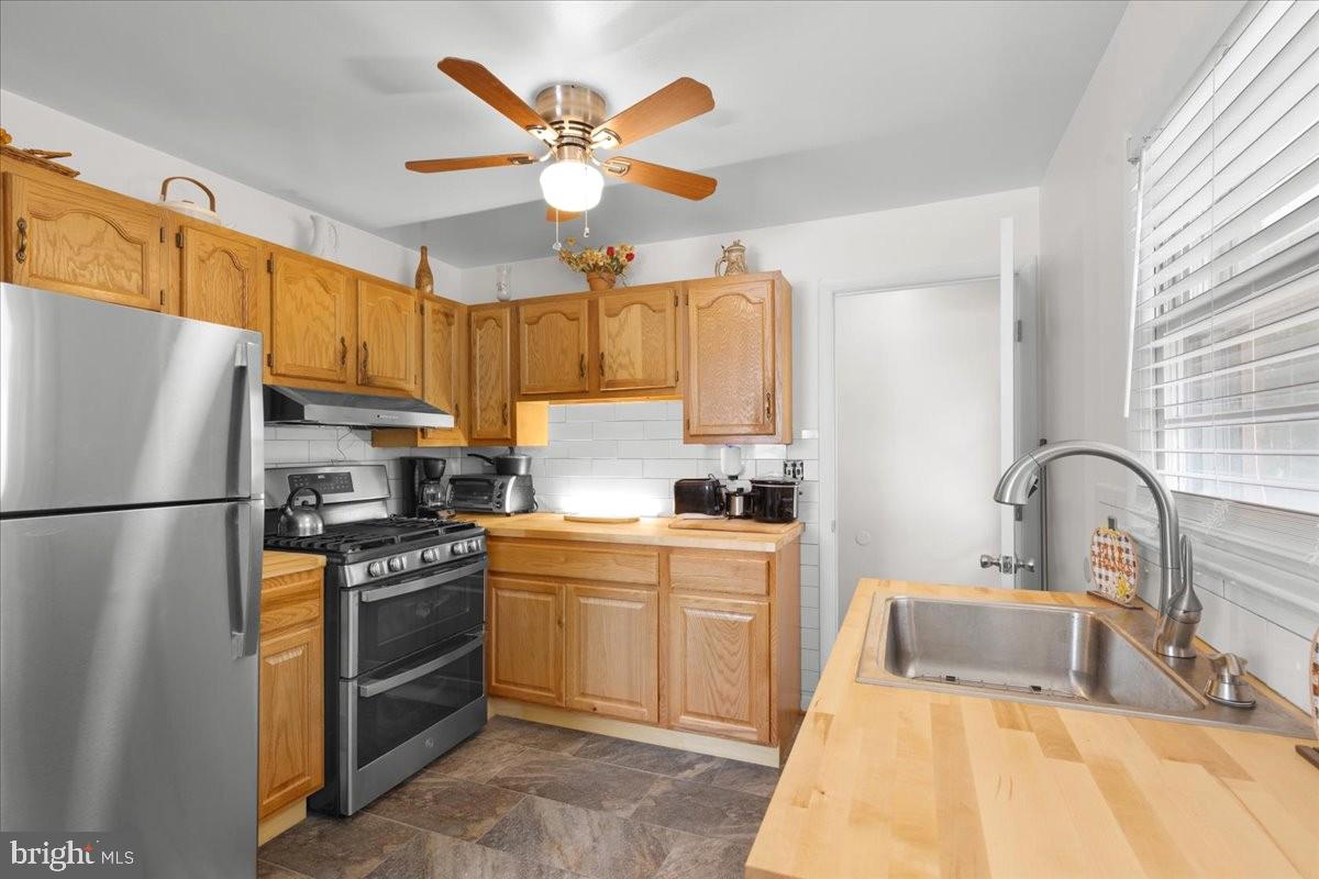 7302 Epping Ave Property Photo 13