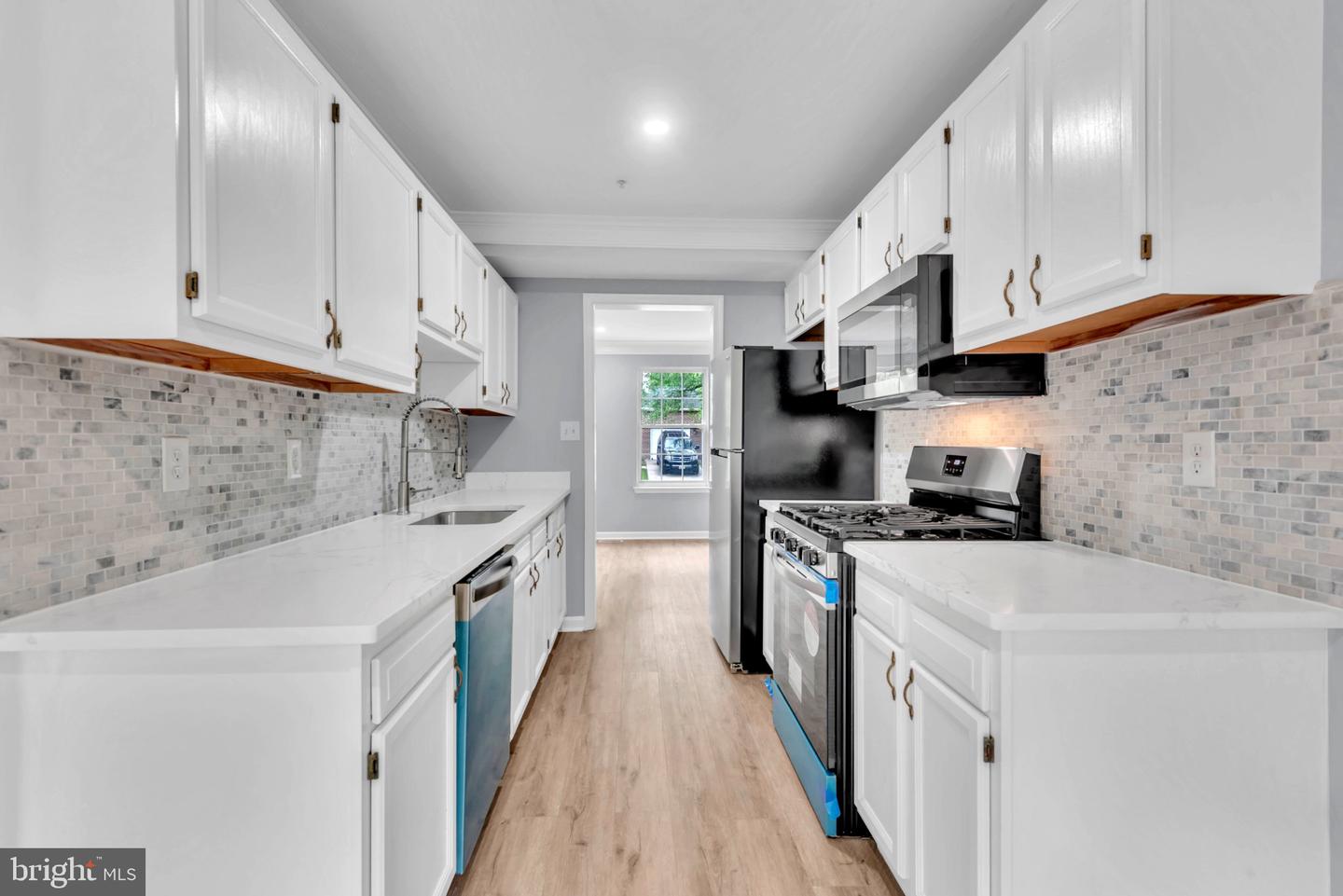 17304 Newton Ct Property Photo 10