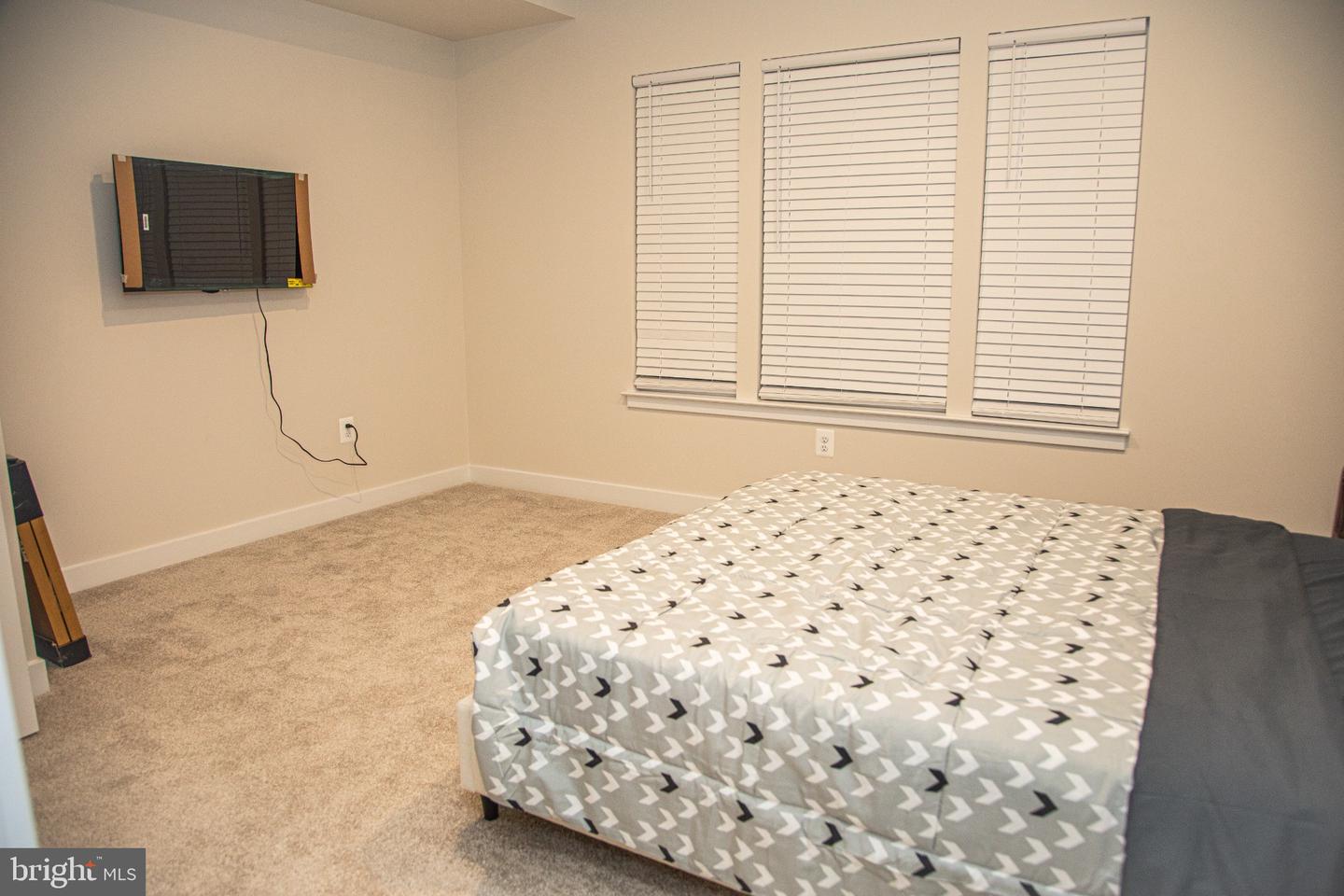 16115 Hyde Park Pl Property Photo 2