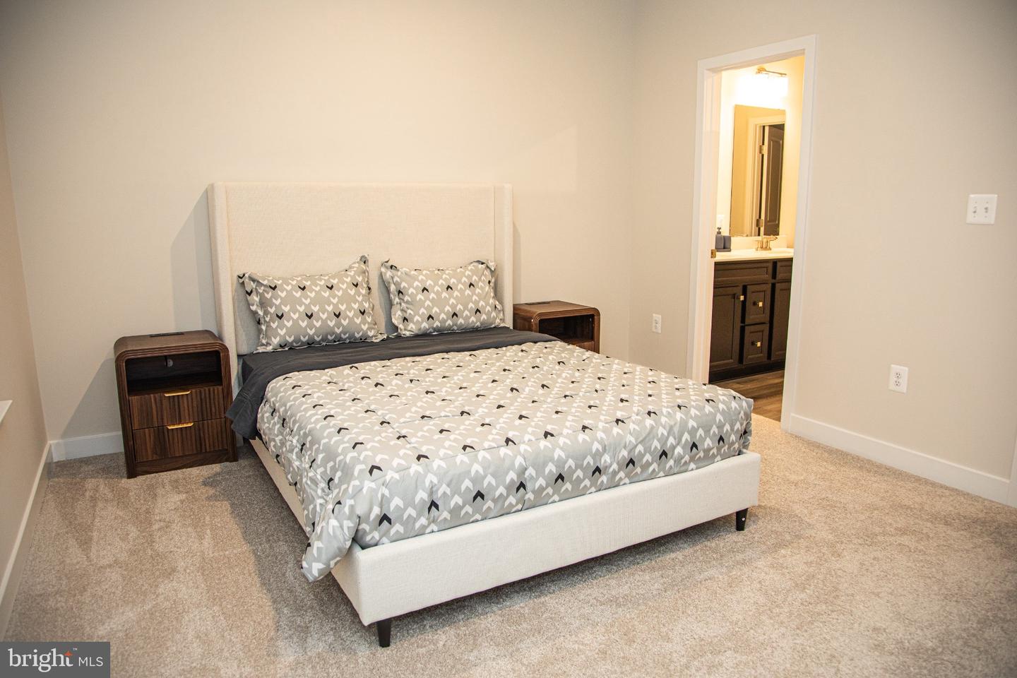 16115 Hyde Park Pl Property Photo 3