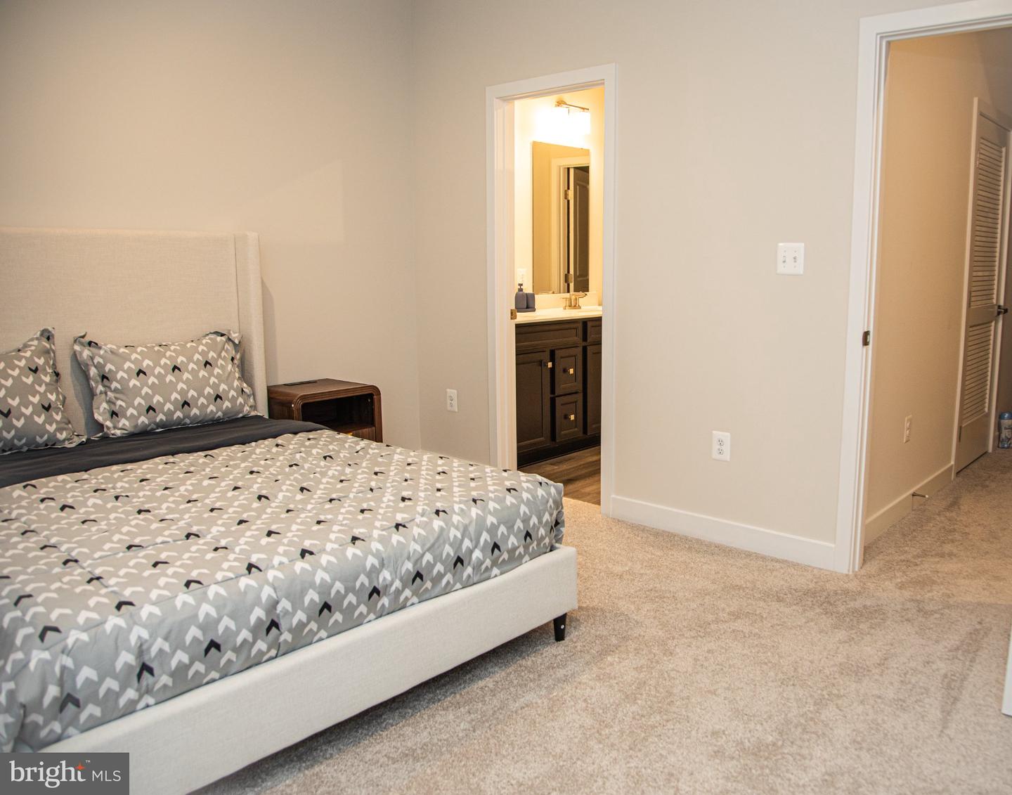 16115 Hyde Park Pl Property Photo 4