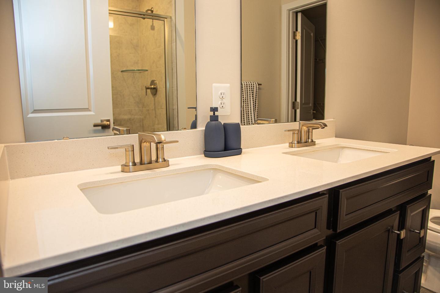 16115 Hyde Park Pl Property Photo 9