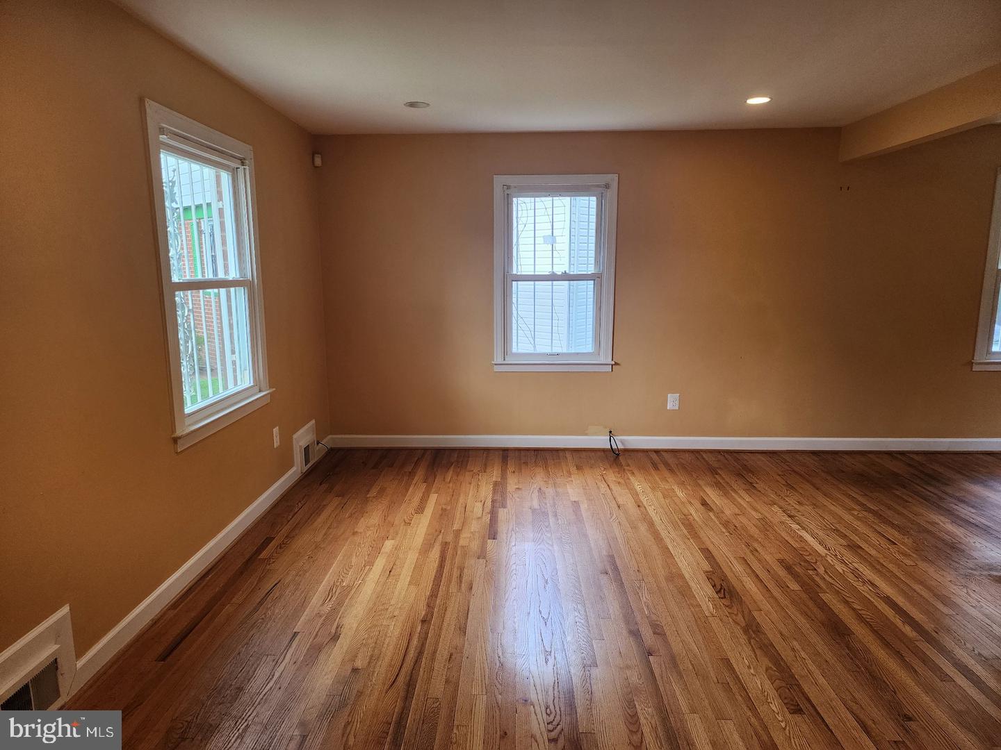 4541 Akron St Property Photo 3