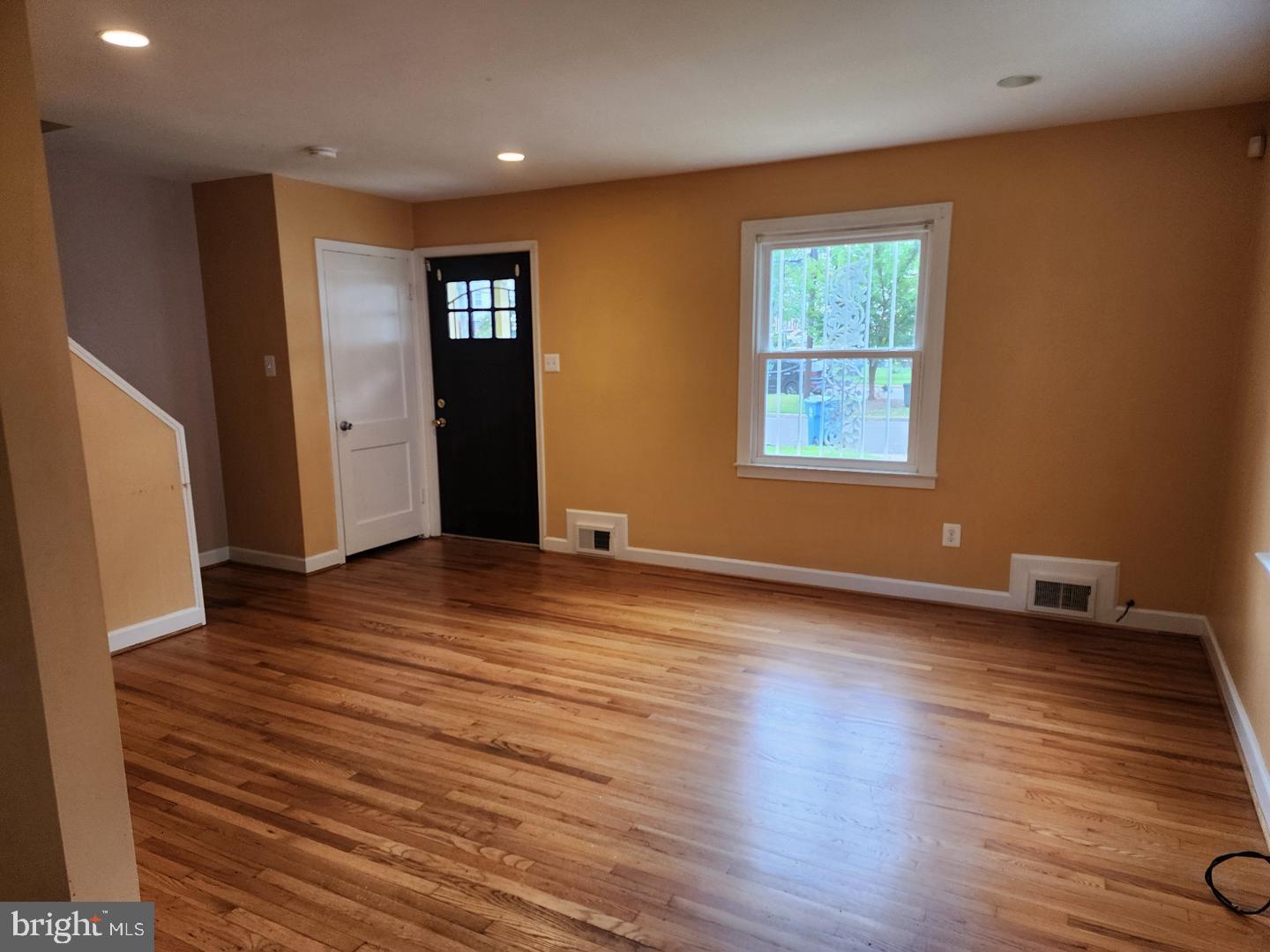 4541 Akron St Property Photo 4