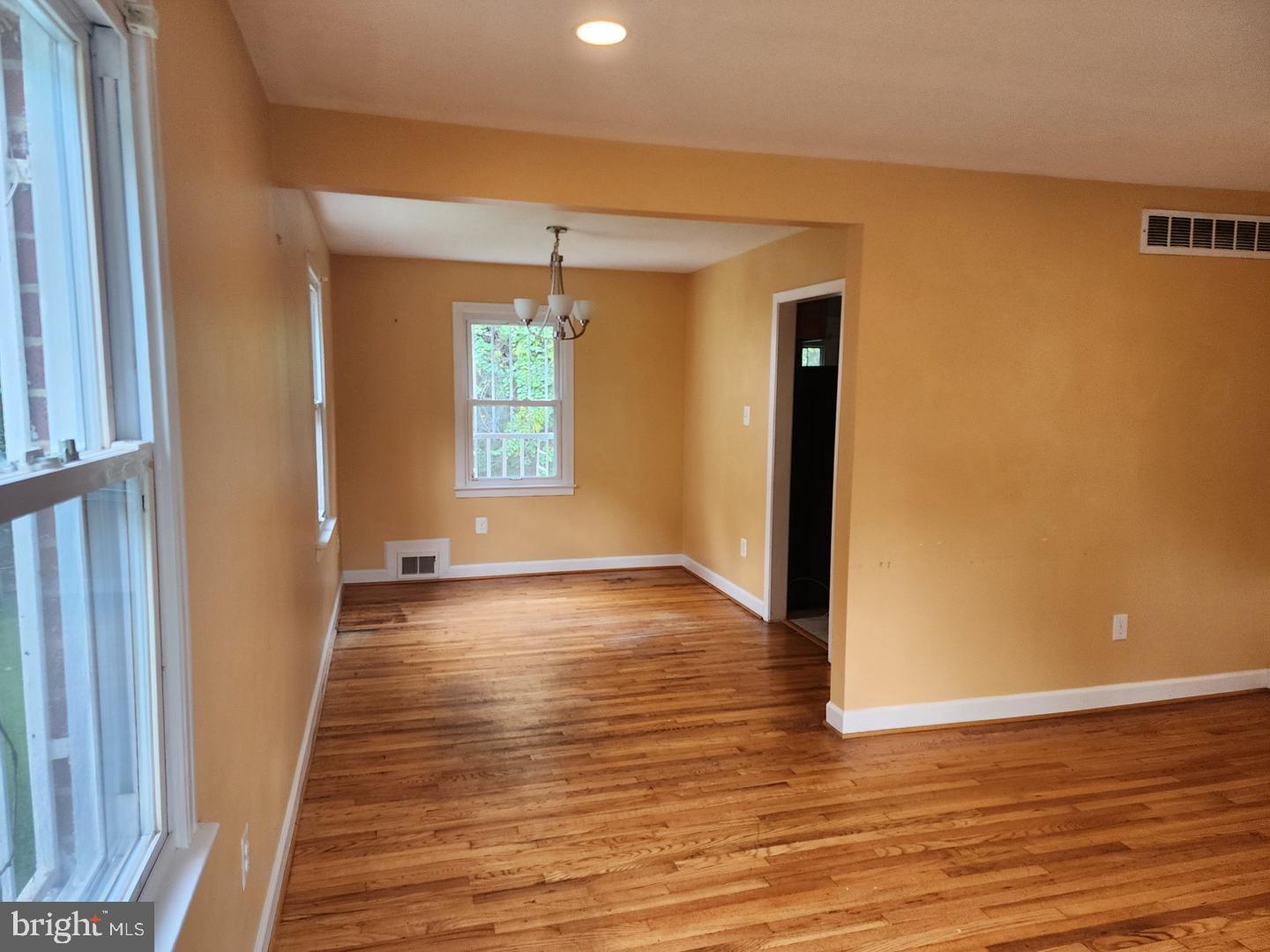 4541 Akron St Property Photo 6