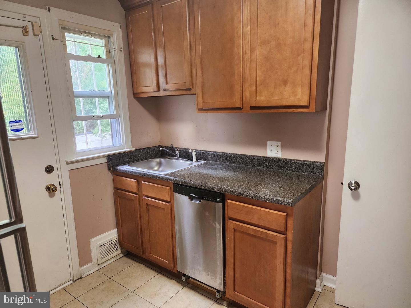4541 Akron St Property Photo 8