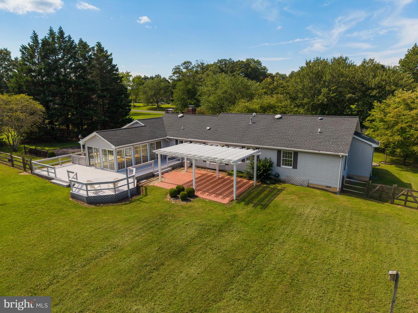 226 LAKESIDE DR