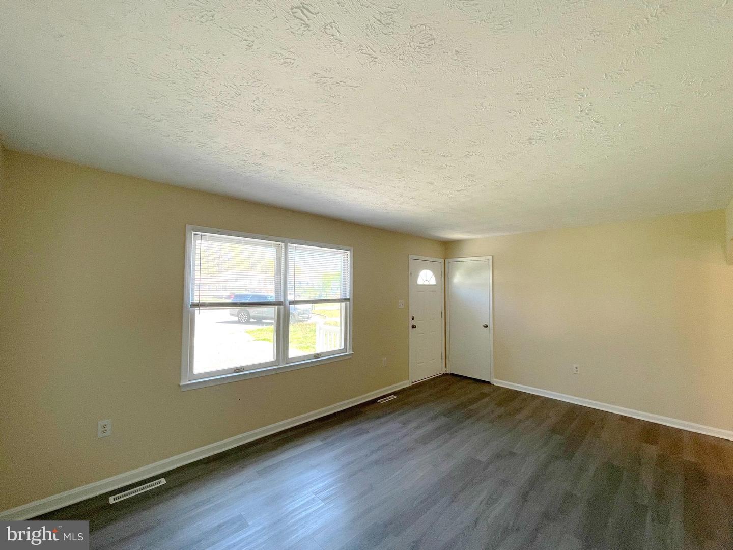 45743 Dee Ct Property Photo 3