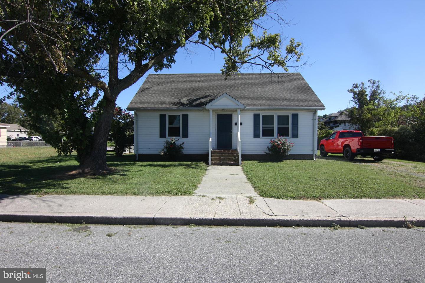 113 2nd St Property Photo 1