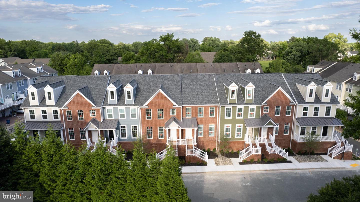 300 Dixon St #204 Property Photo 2