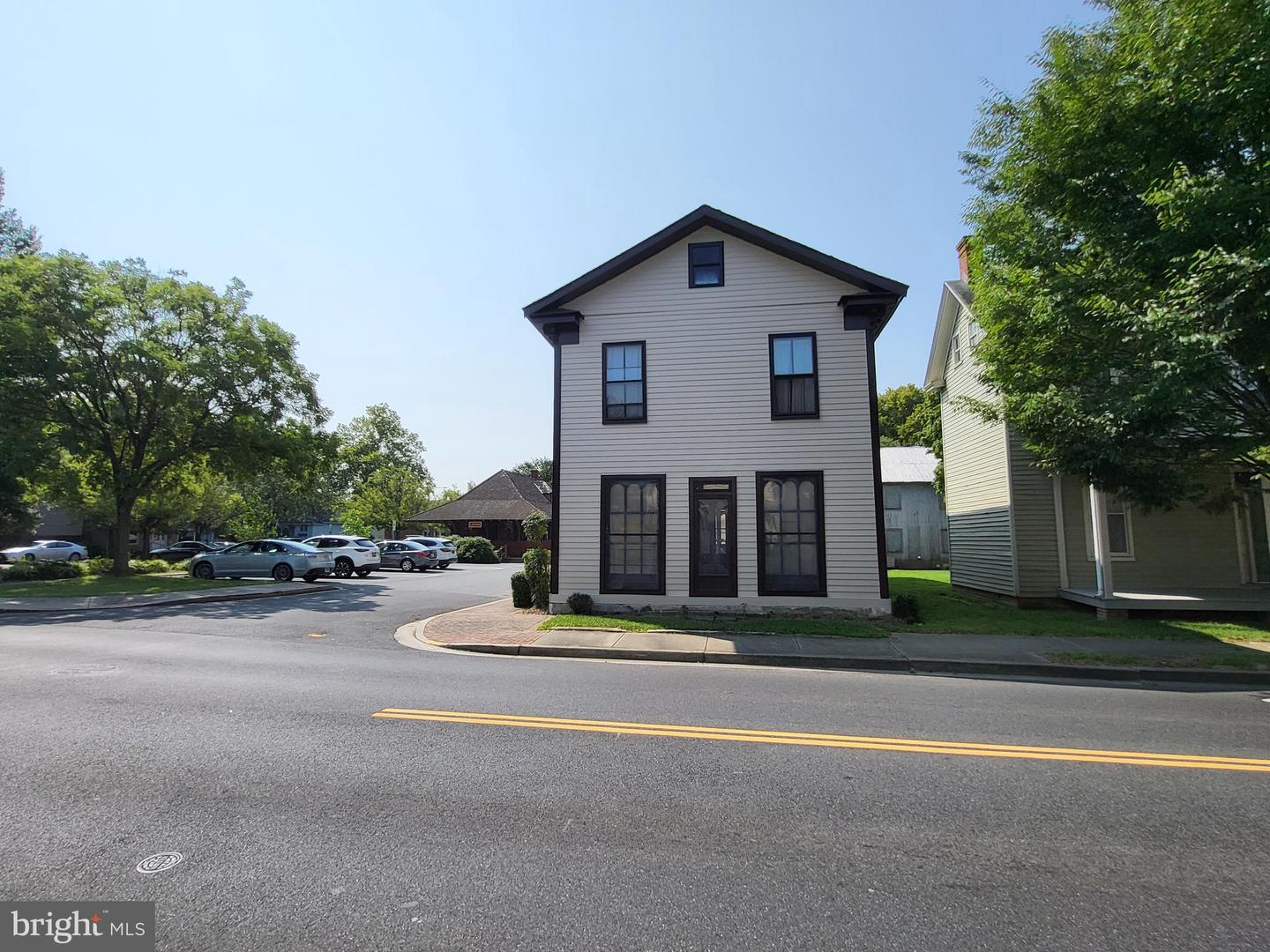 416 Goldsborough St Property Photo 31