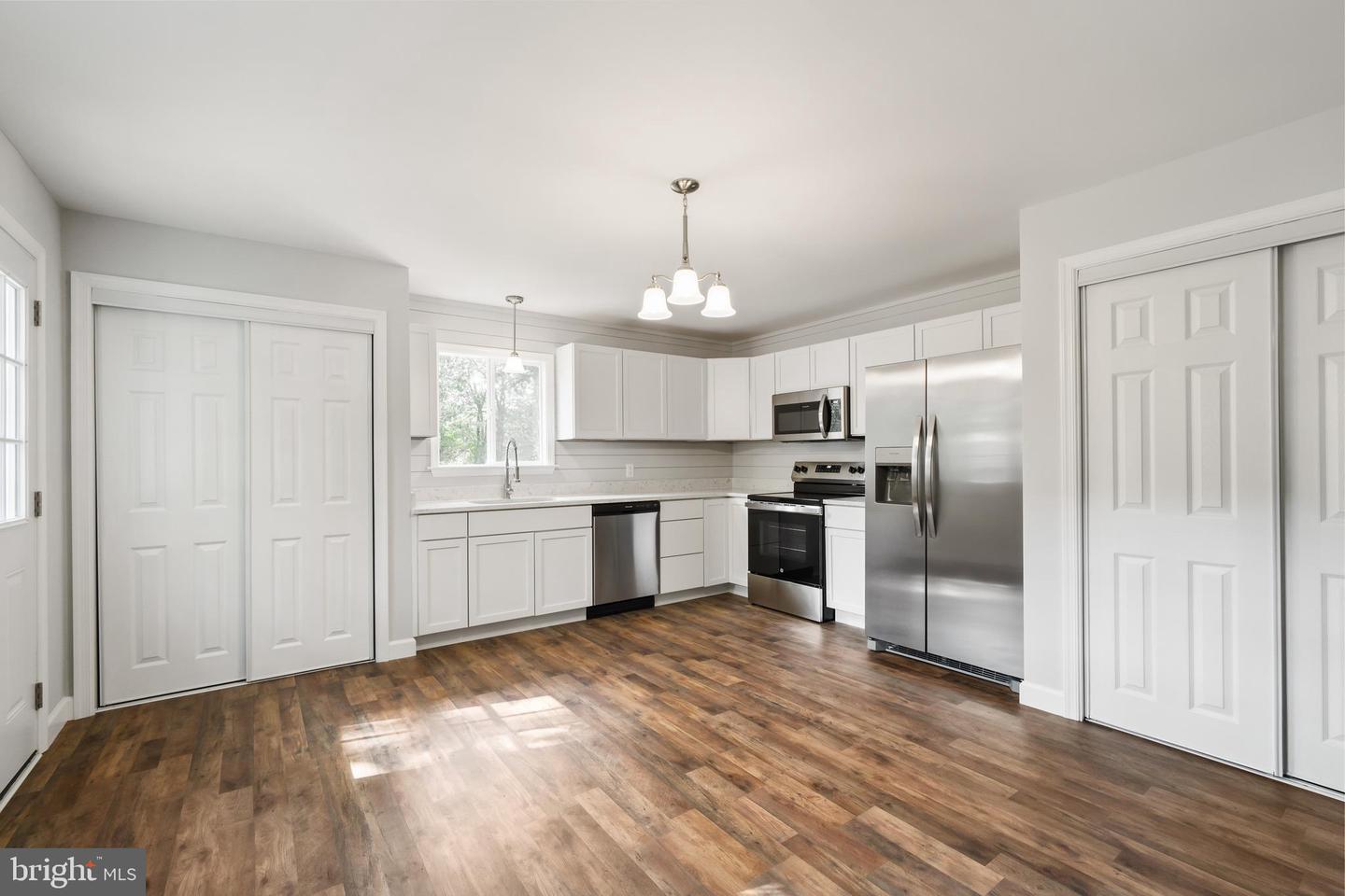 8898 New Rd Property Photo 1