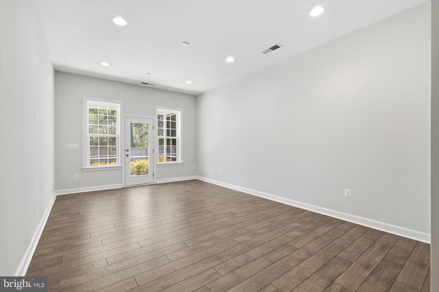 1003 Champlain Ct Property Photo 11