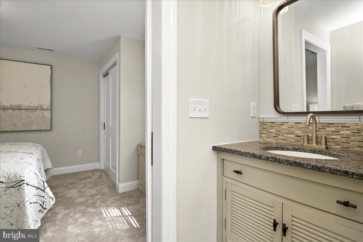 140 S Washington St Property Photo 32