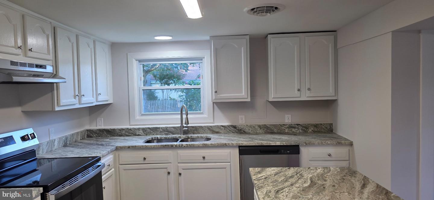 4070 Hennisee Ln Property Photo 8