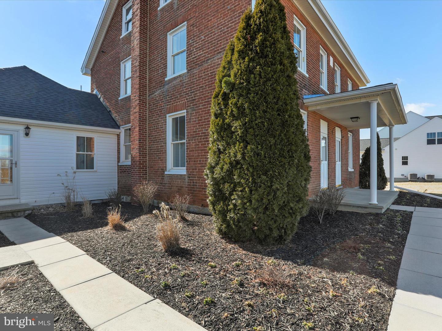 18941 Amesbury Rd Property Photo 3