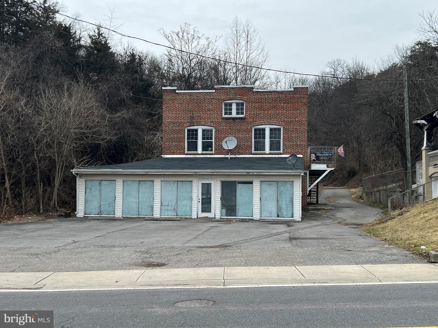 102 E Main St Property Photo