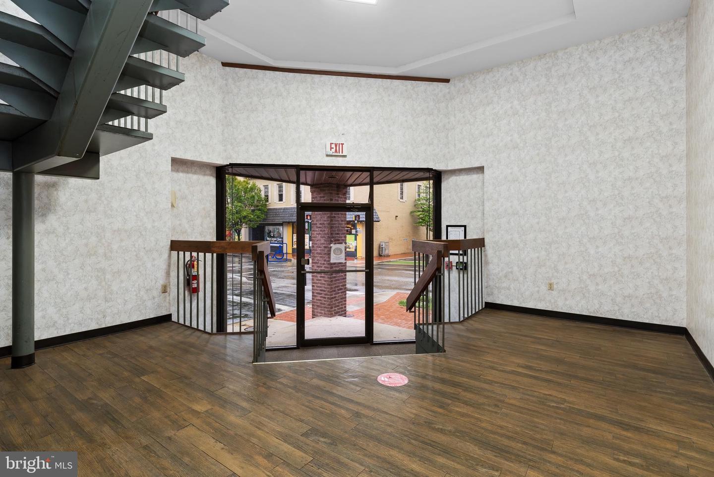 100 Franklin St W Property Photo 3