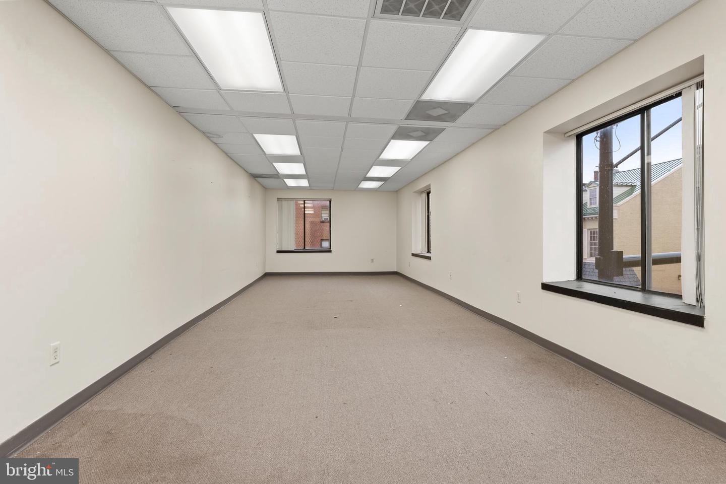 100 Franklin St W Property Photo 10