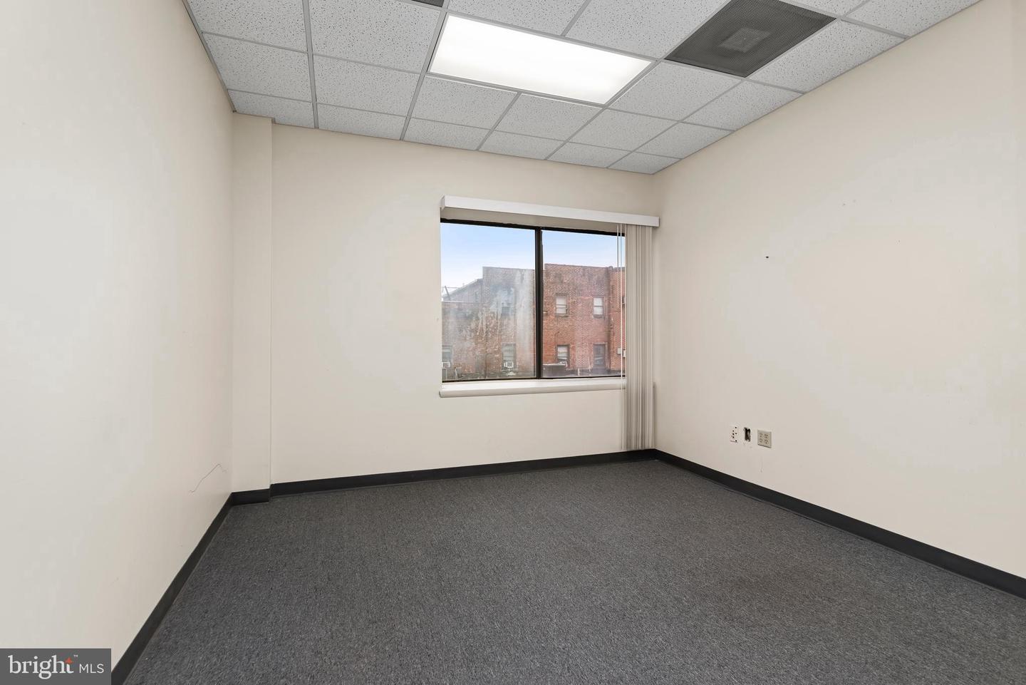 100 Franklin St W Property Photo 17