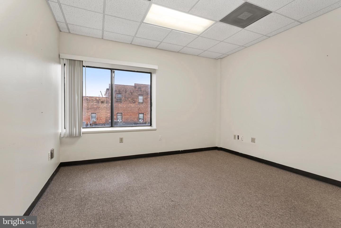 100 Franklin St W Property Photo 18